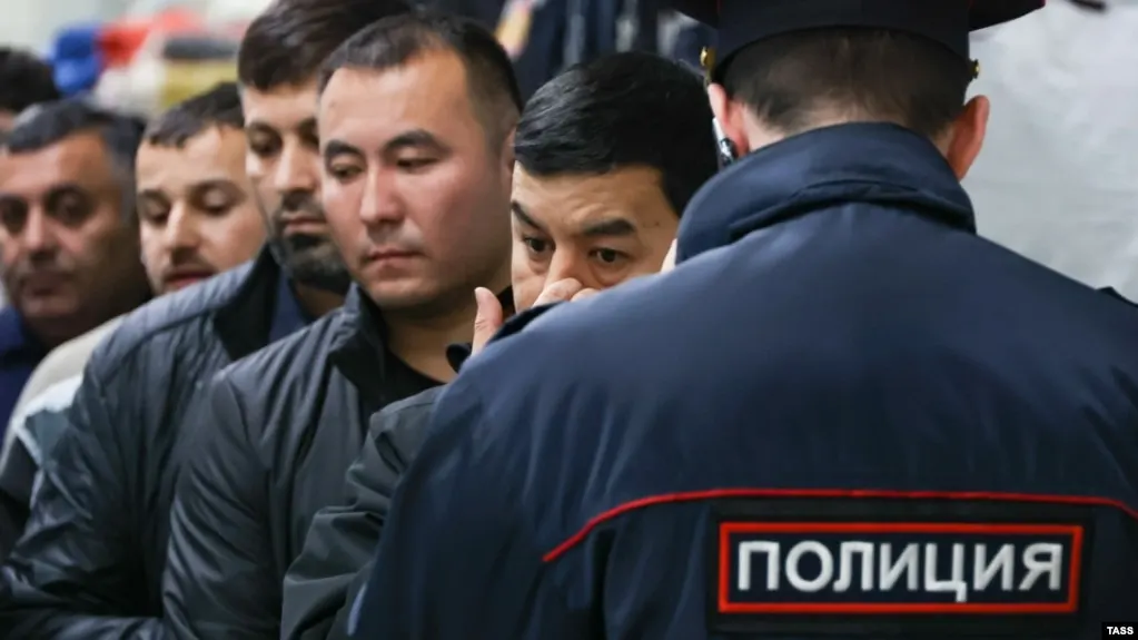 Депутаты предлагают расширить перечень административных проступков, за которые иностранцев и лиц без гражданства могут выдворять из России — от участия в несогласованных митингах до дискредитации Вооружённых сил и призывов к санкциям.