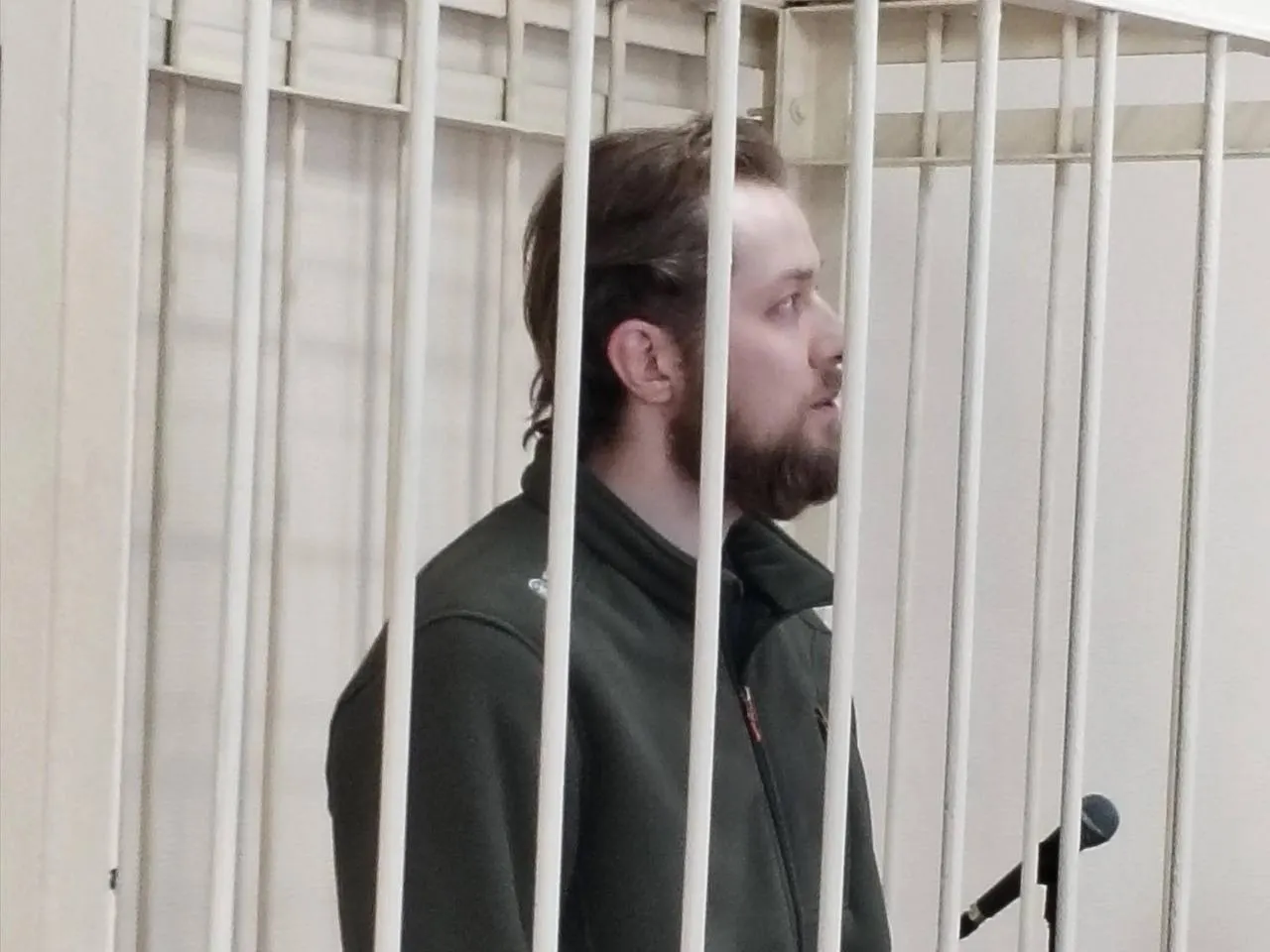 Ранее увольнение бывшего министра здравоохранения указывалось как «в связи с добровольным сложением полномочий», теперь — «в связи с утратой доверия». Изменение потребовал прокурор Архангельской области и НАО; решение озвучил Октябрьский районный суд.