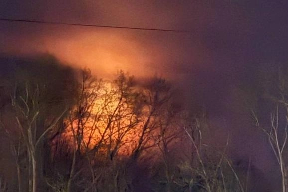 Минобороны сообщает об уничтожении сотен украинских беспилотников над территорией РФ, атаки фиксировались в ряде регионов. В аэропорту Чебоксар введены временные ограничения, а завод «ВНИИР‑Прогресс», производящий радиоэлектронную технику, уже подвергался ударам.