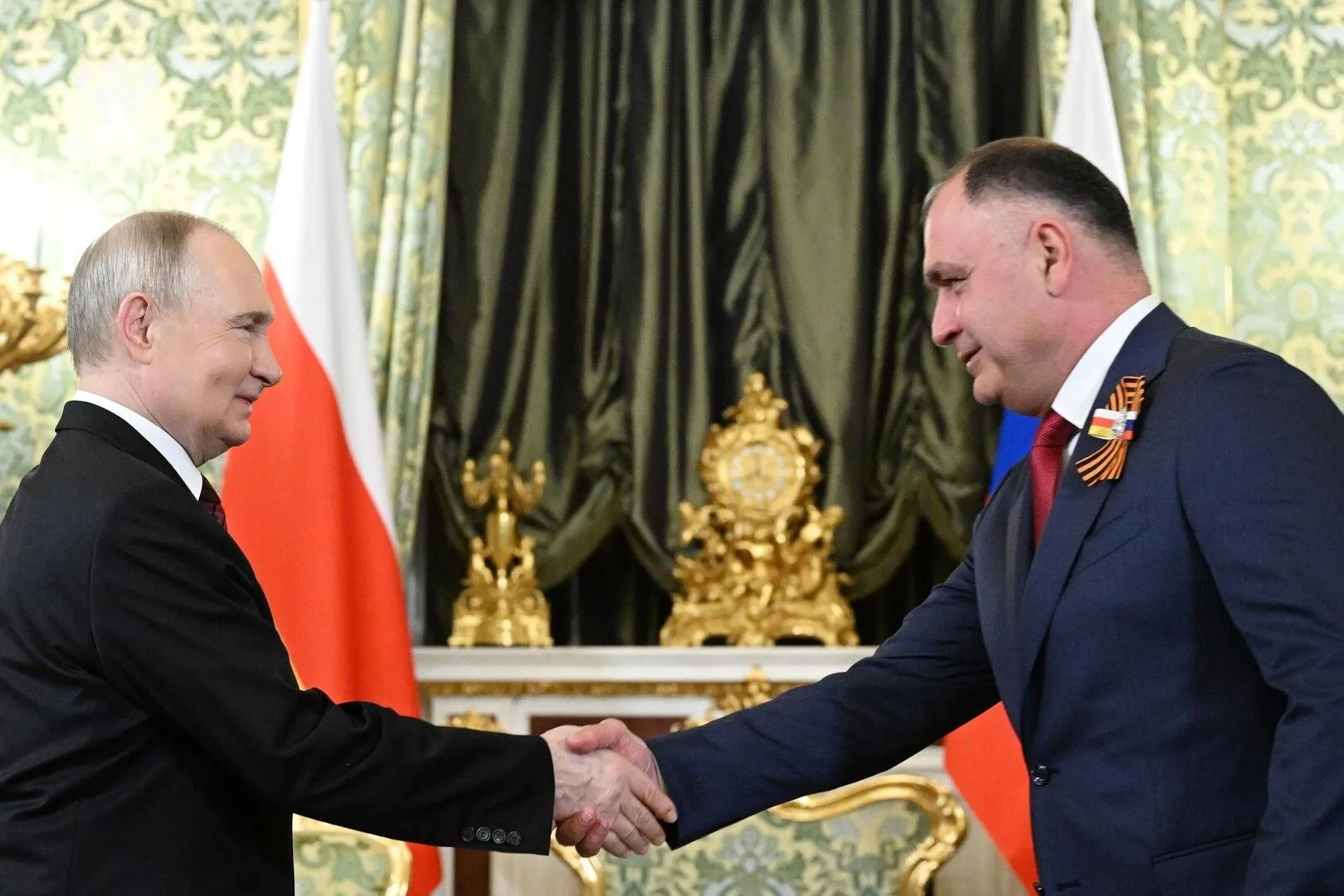 Президент России направил в нижнюю палату парламента проект о ратификации соглашения об углублении союзнического взаимодействия с Южной Осетией, предусматривающего синхронизацию законодательства, координацию внешней и оборонной политики и интеграцию экономических и социальных систем.