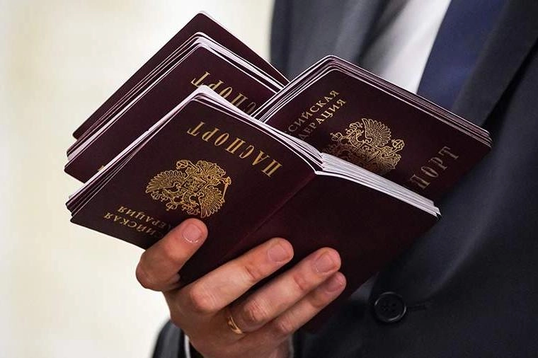 Во фракции «Единая Россия» анонсировали поправки ко второму чтению, которые позволят делать исключения при наличии непогашенной судимости — если иностранца осудили за поддержку России или специальной операции и при этом судимость признана незаконной.