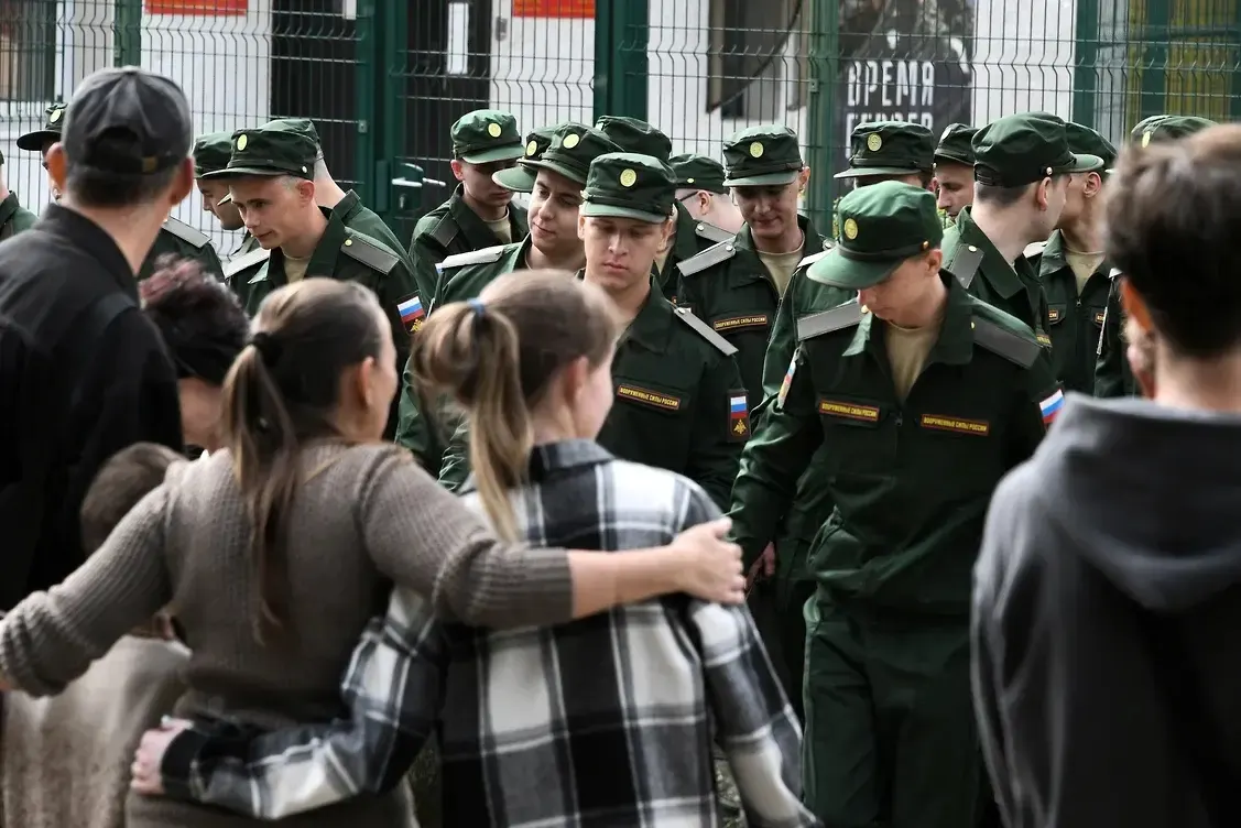 Группа из более 450 гражданских жен оспаривает в судах нормы нового федерального закона, которые ограничивают право на выплаты и льготы если у пары не было общего несовершеннолетнего ребёнка. Первый иск уже направлен в Верховный суд РФ.