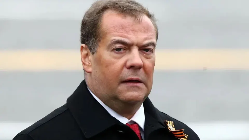 Закон освобождает российские и международные личные фонды от обязательного обязательного аудита финансовой отчетности с отчётности за 2025 год; аудит сохраняется только для общественно полезных фондов. Освобождение будет применяться ретроактивно к фондам, созданным до вступления закона в силу. На фоне изменений привлекает внимание резкий рост активов фондов, связанных с элитой.
