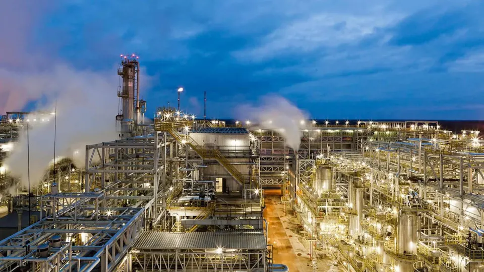 После атаки беспилотников 5 мая нефтеперерабатывающий завод «Кинеф» в Ленинградской области остановил переработку и приостановил отгрузки: повреждены ключевые технологические объекты.
