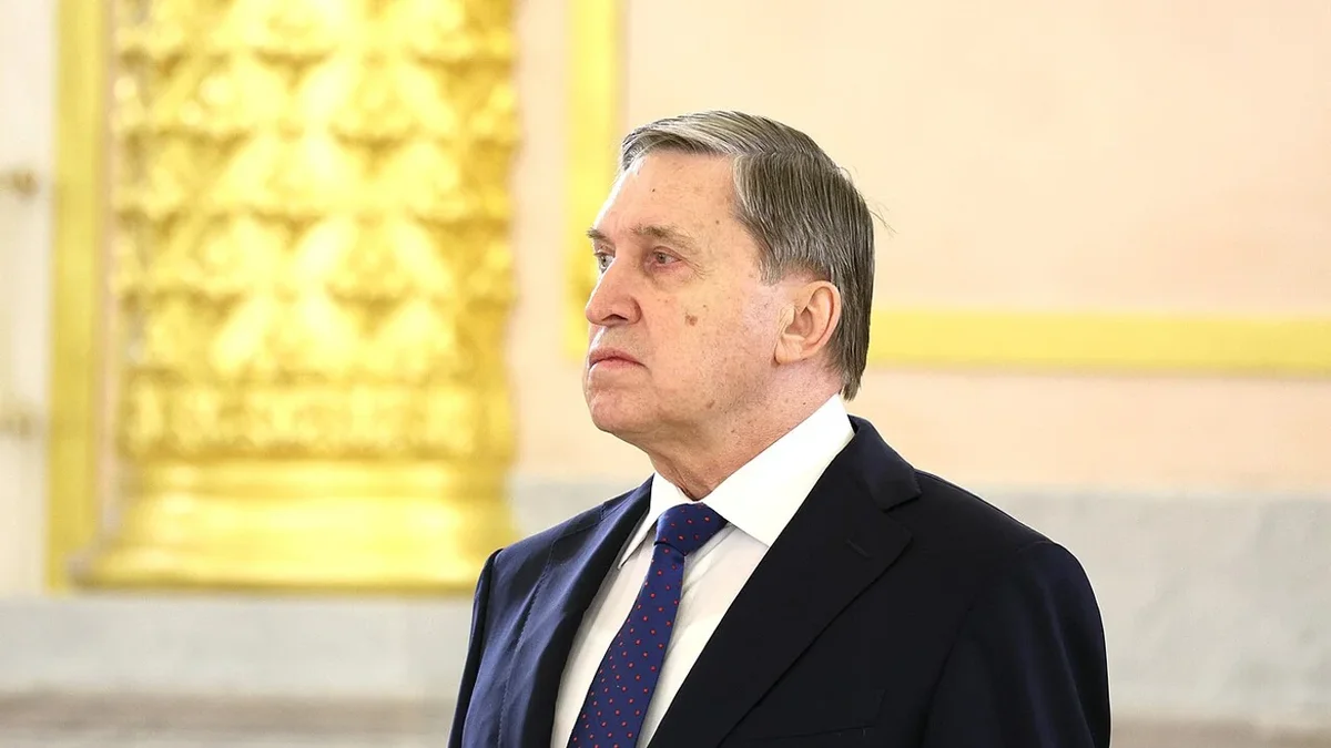 По словам помощника российского лидера, прекращение боевых действий возможно только после вывода украинских войск из Донбасса; при этом США продолжают телефонные контакты по урегулированию, а президент готов на встречу при условии итогового мирного соглашения.
