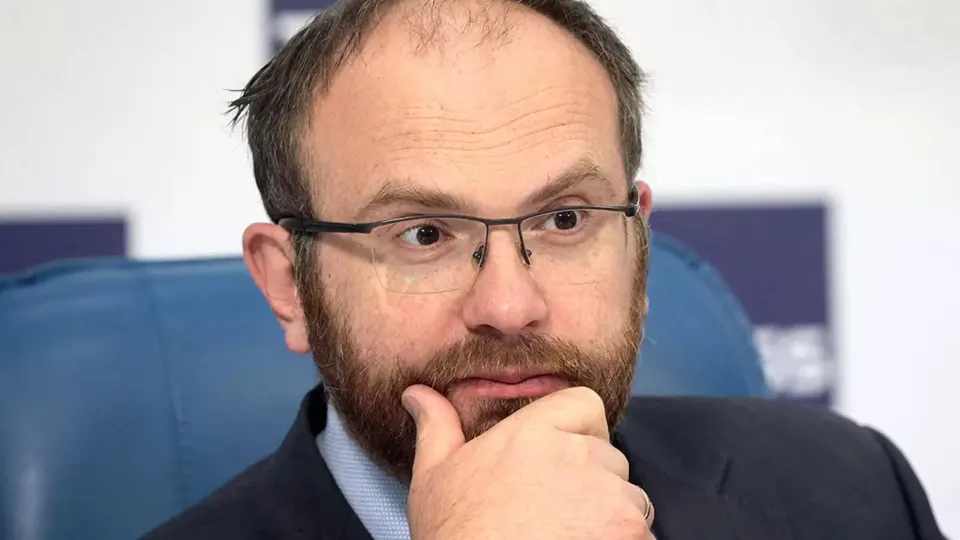 Заместитель председателя синодального отдела РПЦ Вахтанг Кипшидзе заявил, что отключения интернета показывают хрупкость технологической цивилизации и должны напоминать о духовных ценностях. Тем временем массовые шатауты затронули почти всё население страны, а закон освобождает операторов от ответственности при приостановке услуг.