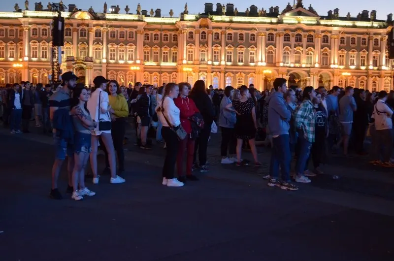 В ночь с 27 на 28 июня в Санкт-Петербурге состоится праздник «Алые паруса — 2026» для выпускников; государство утвердило 300 приоритетных образовательных программ и увеличило число бюджетных мест. В Смоленске пройдут мероприятия в рамках Дня молодёжи (26–28 июня).