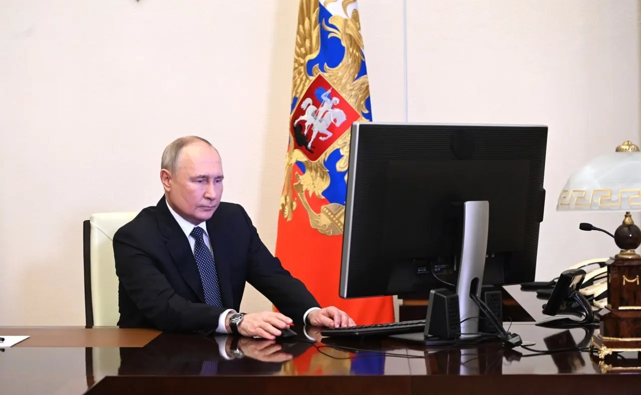 Президент распорядился обеспечить к 1 июля внедрение «белых списков» для гарантирования работы ключевых онлайн‑сервисов при возможных ограничениях интернета; ответственность возложена на правительство и ФСБ.