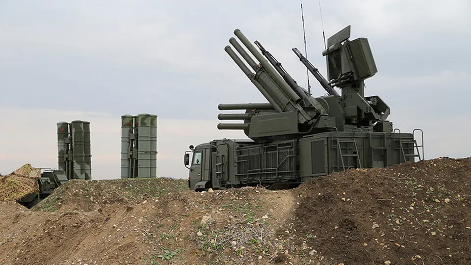 Новая российская система радиоэлектронной борьбы способна заглушать сигнал Starlink на площади до 20 км², работает в диапазоне 14–14,5 ГГц и, по сообщениям, поставляется армии примерно по $1,5 млн за единицу.