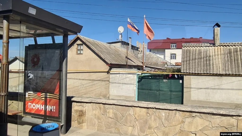 Российские власти сообщают о погибших и раненых после серий ударов и падений обломков беспилотников в Крыму, Севастополе и нескольких южных и центральных областях; МО утверждает о сотнях сбитых дронов.