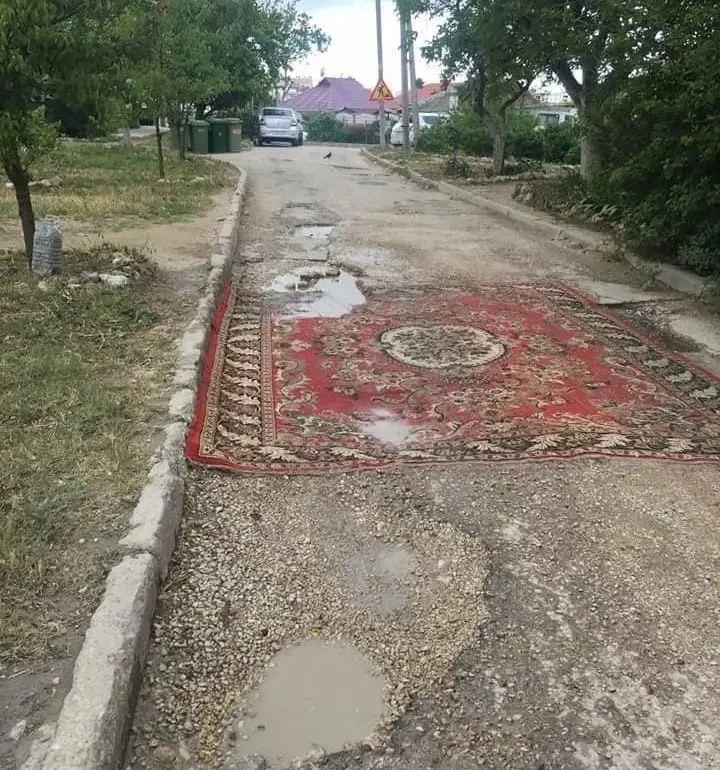 В Госдуму внесён законопроект, позволяющий жильцам ремонтировать асфальтовое покрытие во дворах и на местных дорогах без согласования. Авторы инициативы указывают на задержки коммунальных служб, правительство критикует идею, отмечая, что работы должны выполнять специалисты.