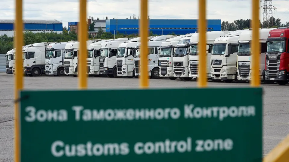 Правительство ввело переходный период для системы подтверждения ожидания товаров (СПОТ), а упрощённый порядок ввоза из стран ЕАЭС продлён до 31 августа — это отсрочит ужесточение контроля и требования по предоплате НДС и акцизов.