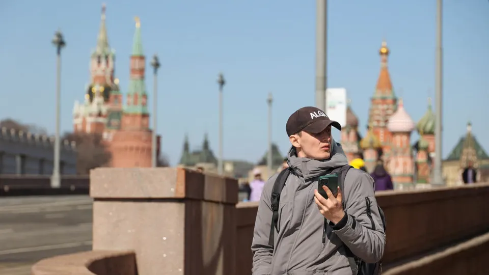 Правительство планирует ввести единую систему учёта идентификаторов мобильных устройств (IMEI). Операторы будут передавать данные и блокировать «запрещённые» аппараты в течение часа после подключения.