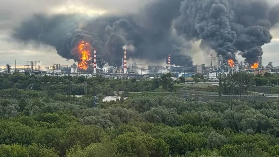 Утром 18 июня беспилотники нанесли новую серию ударов по Москве и соседним регионам: повреждены здания и инфраструктура, есть раненые и погибшие; силы ПВО отбили сотни БПЛА.
