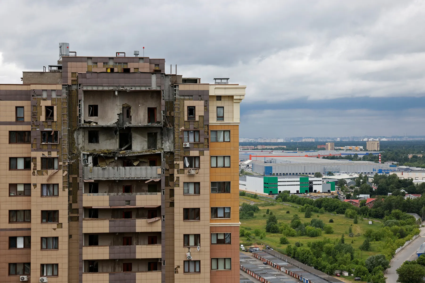 18 июня в результате налёта беспилотников в Подмосковье погибла 8‑летняя девочка. Повреждены как минимум 18 многоквартирных домов, идут работы по ликвидации последствий.