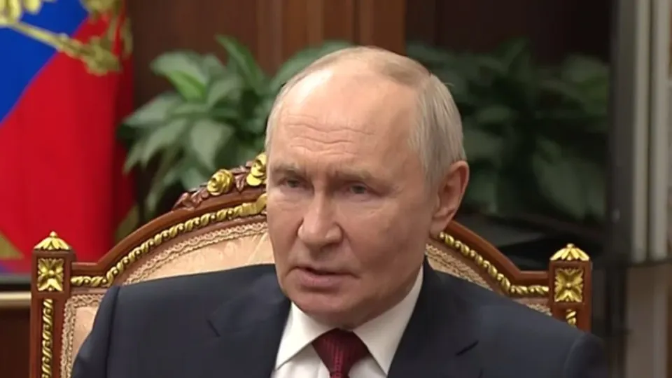 Президент сообщил, что Украина якобы предлагала прекратить дальнобойные удары и ограничить боевые действия четырьмя оккупированными территориями. Москва отвергла идею, отмечая, что это позволило бы ВСУ переложить силы и спасти киевский режим; также обсуждаются последствия ударов по российской инфраструктуре и меры противодействия.