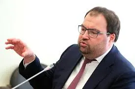 На IT‑завтраке в рамках ПМЭФ‑2026 глава Минцифры Максут Шадаев заявил, что внедрение механизмов возрастной идентификации в онлайн‑платформы — вопрос ближайшей повестки; ведомство изучает опыт зарубежных сервисов.
