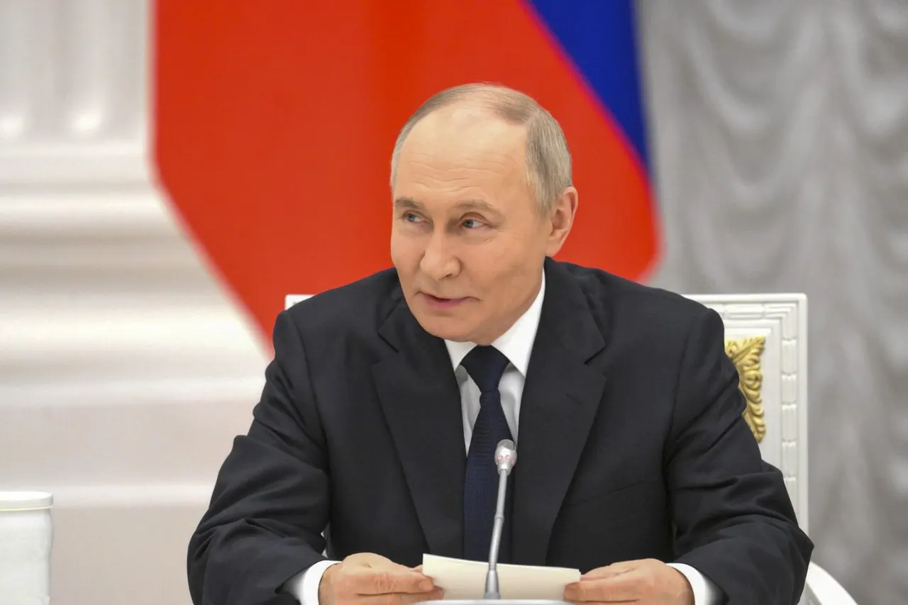 Во время общения с журналистами президент заявил, что РФ располагает возможностями для ответного удара по тем, кто попытается атаковать российские военные объекты в Калининградской области.