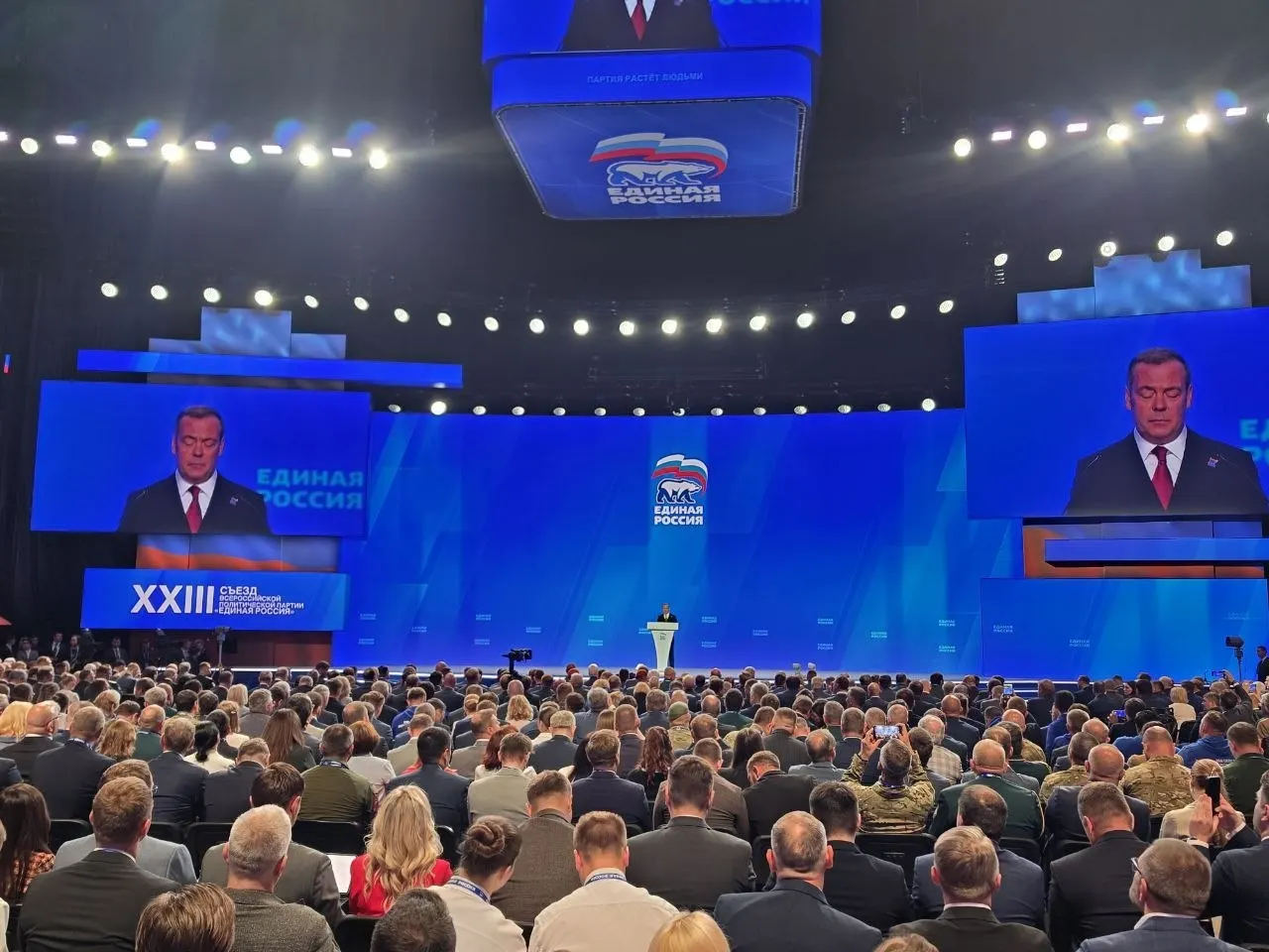 На съезде «Единой России» назвали пятерку общефедерального списка: Лавров, Собянин, Поддубный, Львова‑Белова и Головин. Владимир Путин выступил на съезде. Выборы пройдут 20 сентября.