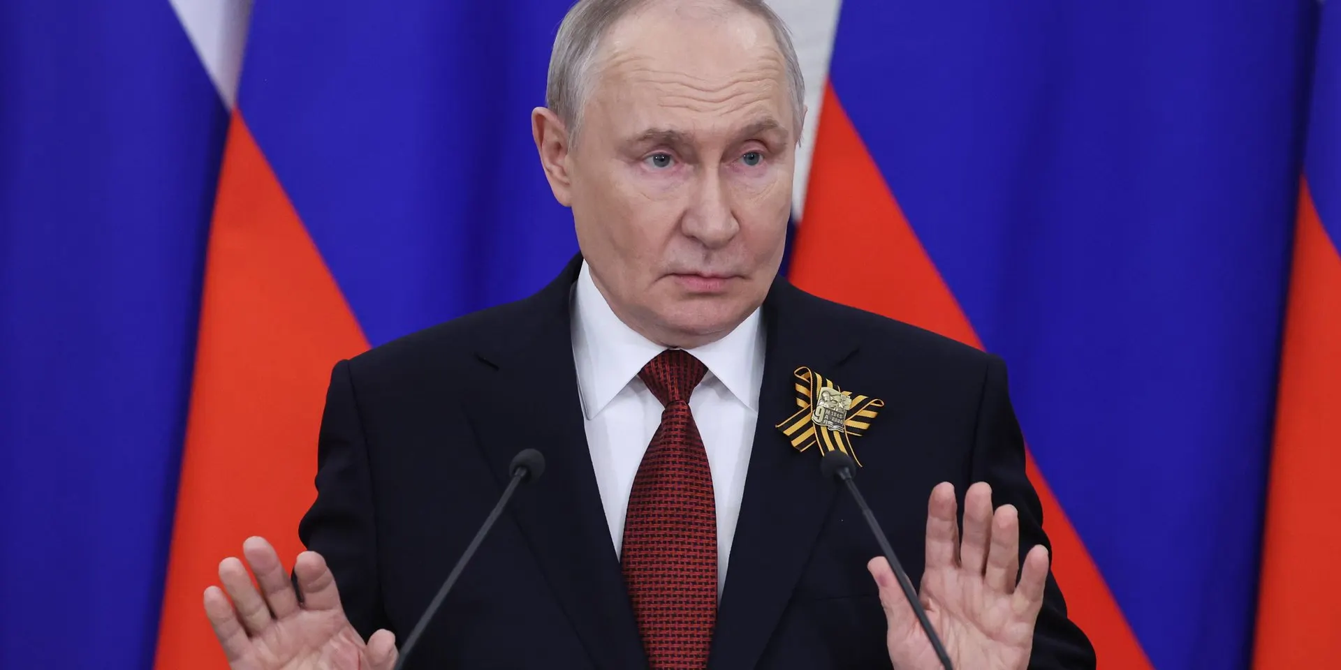 Чиновники Минфина и Центробанка предупредили, что при текущем уровне военных расходов бюджет России не выдержит; в Кремле потребовали искать экономию в невоенных статьях расходов.