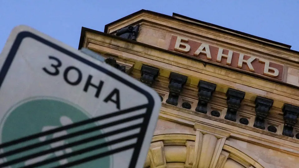 В рамках нового пакета ЕС планируется включить в санкционные списки десятки российских банков, финансовые компании и криптоплатформы; часть учреждений может получить полный запрет на операции с гражданами и компаниями ЕС.