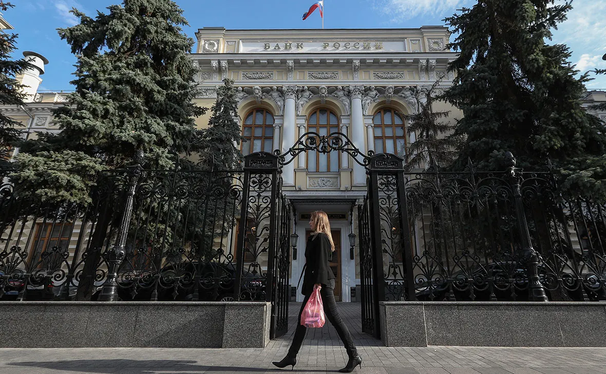 Предварительное заседание по спору между Центробанком и депозитарием Euroclear прошло 25 июня. Euroclear настаивает на отсутствии юрисдикции московского суда и называет процесс «несправедливым», при этом у компании хранится около €190 млрд замороженных российских активов.