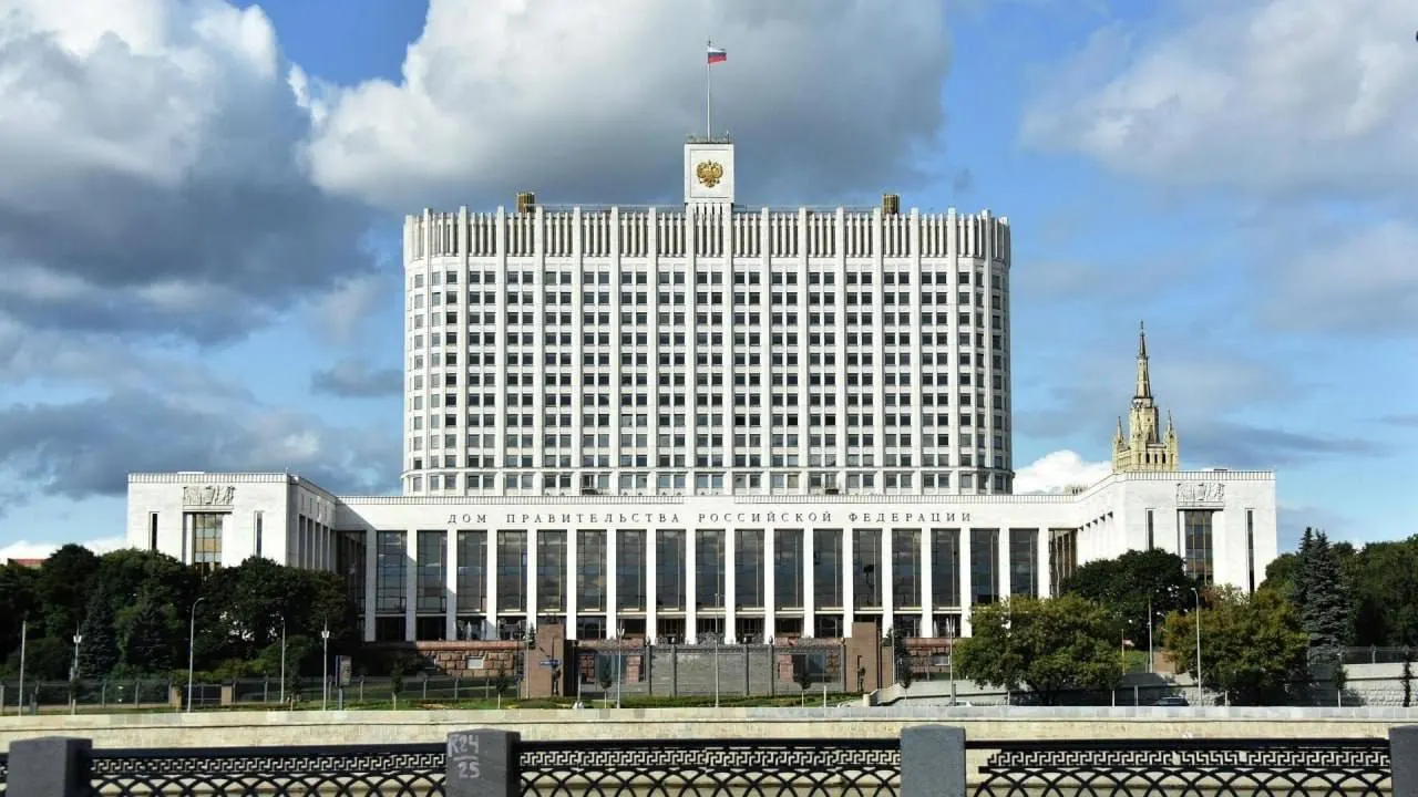 В Госдуму внесён проект о частичной или полной компенсации утильсбора семьям с тремя и более детьми, но в правительстве заявляют о дополнительных бюджетных расходах и отсутствии источников финансирования.