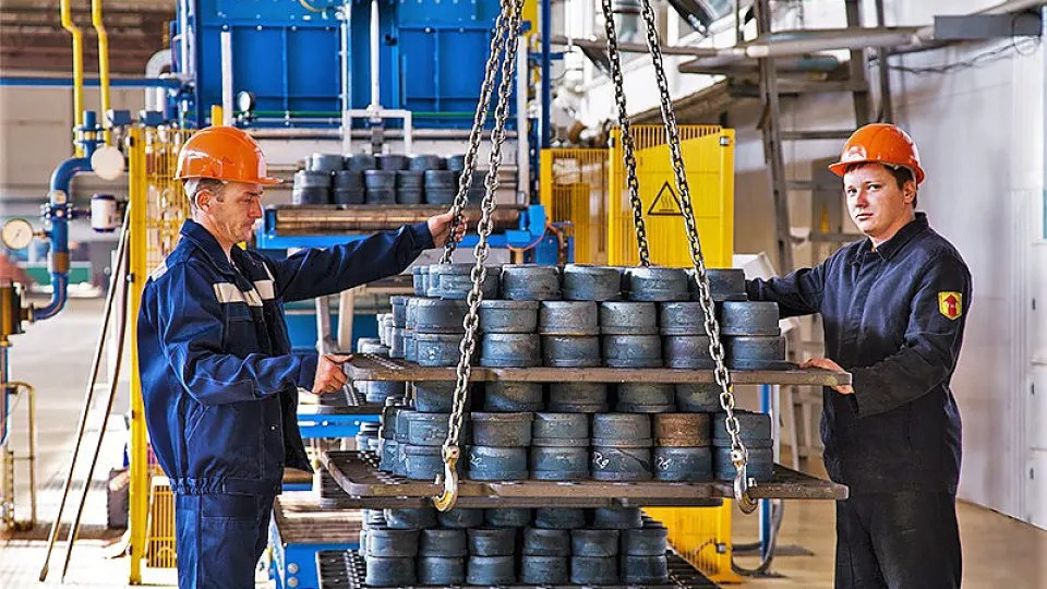 Лефортовский районный суд Москвы по требованию Генпрокуратуры наложил арест на активы ЕПК — основное юридическое лицо и связанные предприятия в нескольких регионах. Дело связано с действиями экс‑депутата и претензиями к достоверности сведений, повлиявших на введение антидемпинговых пошлин.