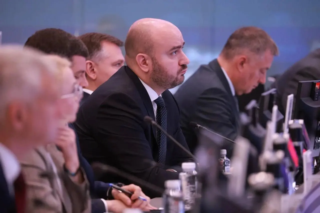 В Москве под руководством вице‑премьера обсудили поставки бензина и дизеля в регионы и меры по стабилизации рынка; регионам поручено усилить мониторинг цен и логистики.
