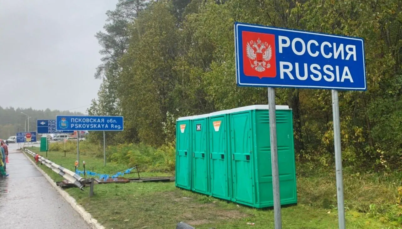 В 21-й пакет санкций планируют включить полный визовый запрет для тех, кто служил в российских вооружённых силах или прокси‑группах с начала полномасштабного вторжения. Остаются неясными критерии включения в списки и статус срочников и дезертиров.