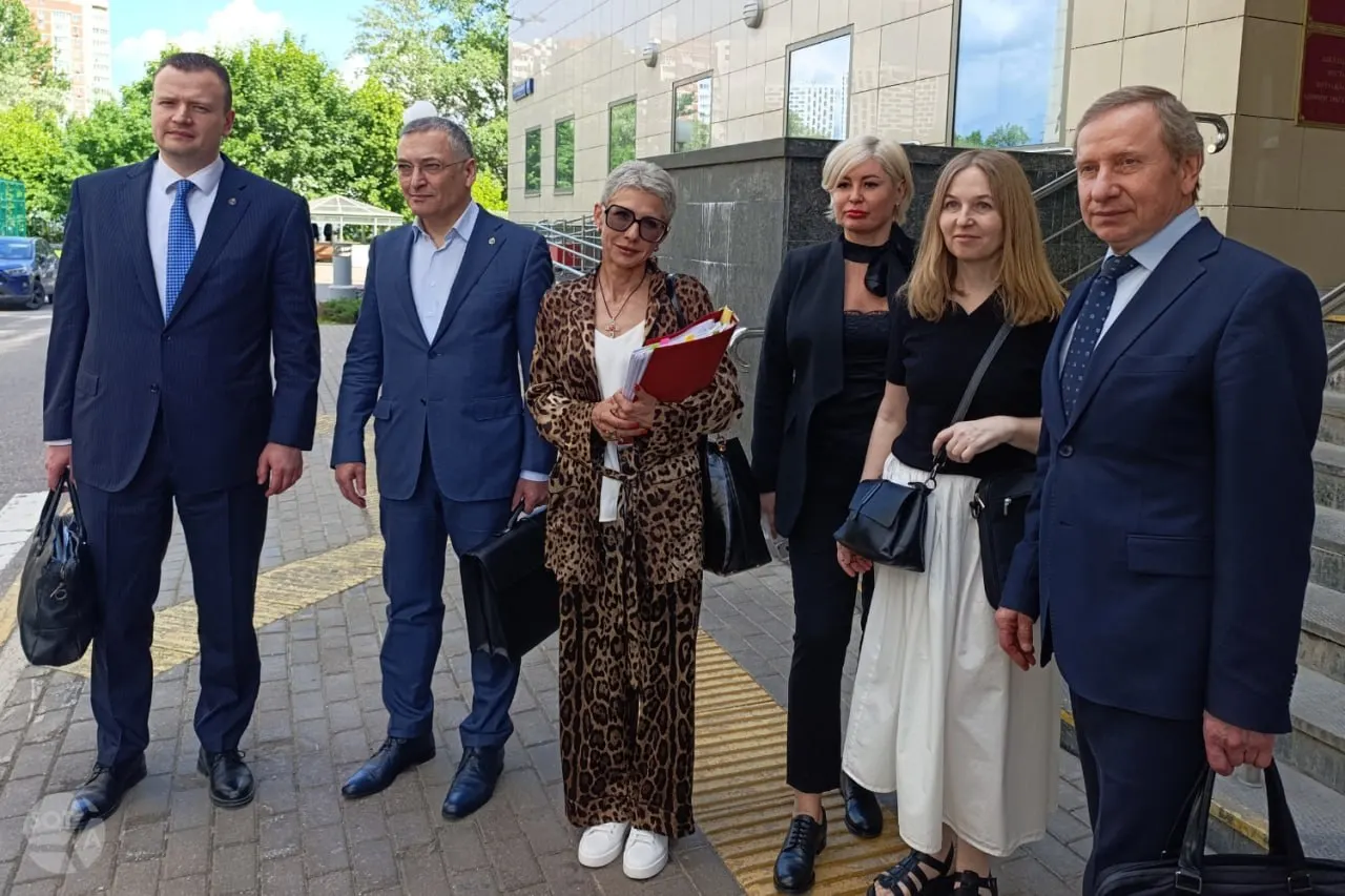 Суд оставил в силе решение о лишении статуса по иску Минюста в отношении Алексея Басистова, Дмитрия Проводина и Юлия Тая. Представители адвокатов считают, что такой вопрос может решать только Совет адвокатской палаты и называют действия Минюста превышением полномочий.