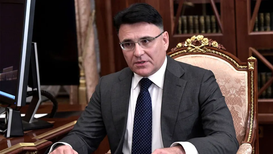Инициатива предполагает отбирать для проката только «лучшие» иностранные картины, высвобождая экранное время для российских лент; в обсуждении также фигурировали «входные взносы» и направленные отчисления на поддержку национального кино.