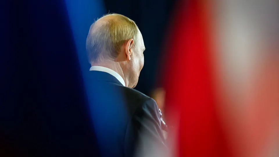 Власти решили не снижать порог годовой выручки для освобождения от НДС — 20 млн рублей останутся в силе до 2029 года. Отсрочка облегчит часть предпринимателей, но не компенсирует уже нанесённый ущерб и может усилить уход в "нал".