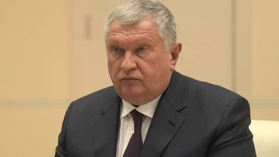 Глава крупнейшей нефтекомпании сообщил президенту о масштабных повреждениях нефтеперерабатывающих заводов и предложил временно отменить биржевые нормативы и перенаправить больший объём сырья на внутреннюю переработку, чтобы избежать дефицита топлива.