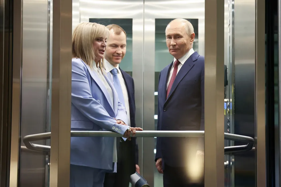 Руководители силовых ведомств, в том числе глава Росгвардии и представители спецслужб, лоббируют отмену или перенос думских выборов из‑за ухудшения экономической ситуации и падения рейтингов. В администрации президента есть сторонники сохранения голосования — решение пока не принято.