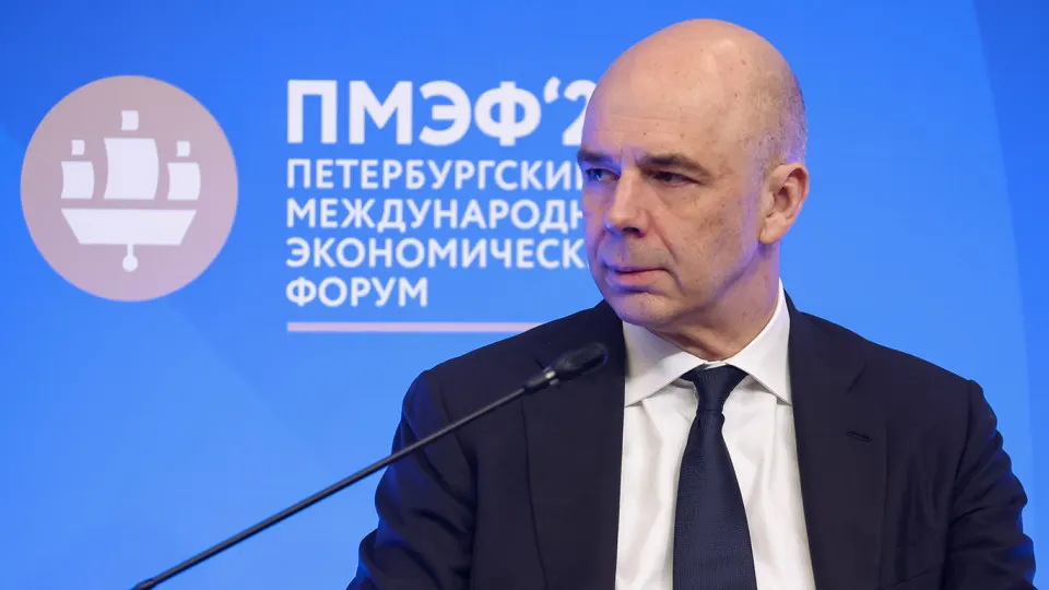 Счетная палата предупреждает, что по итогам года доходы федерального бюджета могут оказаться на 2,1 трлн руб. ниже запланированных — из‑за снижения нефтегазовых поступлений и укрепления рубля.