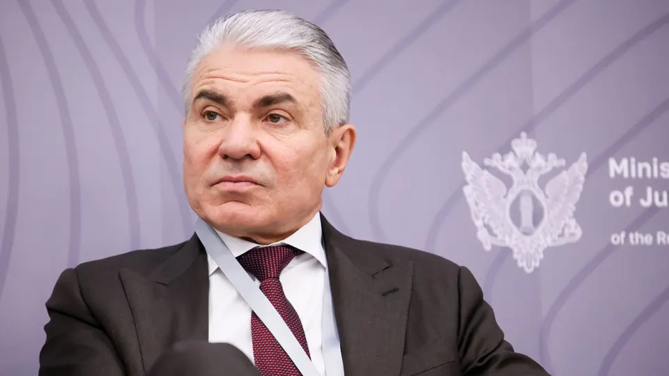Замминистра юстиции заявил, что крупные разработчики должны устанавливать в нейросетях защитные фильтры и нести ответственность за их работу — административную, уголовную или финансовую.