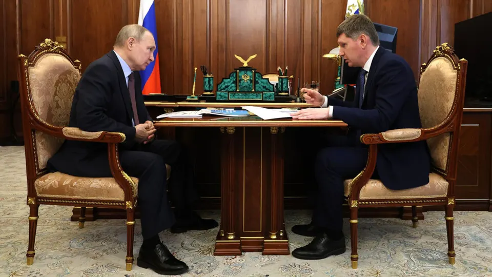 Президент потребовал считать рост инвестиций ключевым показателем эффективности, однако чиновники и эксперты фиксируют падение вложений из‑за бюджетной экономии, высоких ставок, проблем с импортом, национализации и роста налоговой нагрузки.
