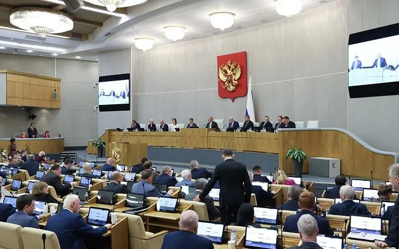 Новый закон обязывает российские сайты и приложения проводить вход через российские сервисы, номер телефона, ЕСИА или Единую биометрическую систему; за нарушение введены штрафы до 1,4 млн рублей.