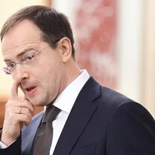 Помощник президента предложил ввести распределение и трудовые контракты для выпускников, обучавшихся на бюджете или за счёт работодателя — критики считают это возвращением к административным методам управления кадрами.