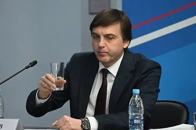 Минпросвещения утвердило список внеклассного чтения на летние каникулы: в него вошли современные, в том числе патриотические книги о подвигах современных защитников Отечества, в том числе героях специальной военной операции.