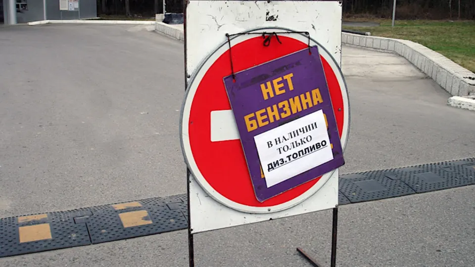В десятках регионов вводят лимиты на продажу бензина, объёмы переработки падут до минимального за два десятилетия уровня, оптовые цены стремительно растут — власти расследуют возможные сговоры трейдеров.