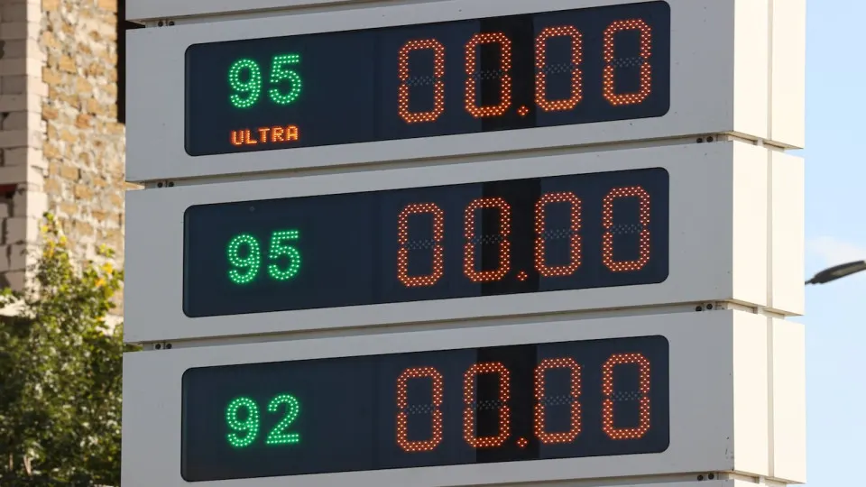Статслужба заявила, что данные о средних розничных ценах на нефтепродукты по-прежнему будут доступны на её ресурсах и в ЕМИСС, несмотря на исключение соответствующего пункта из федерального плана статистики.