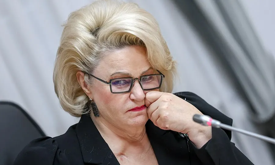 Председатель комитета Госдумы по защите семьи Нина Останина призвала Роскомнадзор и Минцифры использовать механизмы замедления и ограничения, чтобы сократить время пребывания детей в онлайн‑играх и защитить их от опасностей виртуального пространства.