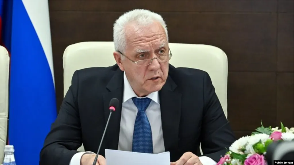 Евросоюз расширил черный список: под ограничения попали генпрокурор Александр Гуцан, митрополит Симферопольский и Крымский Тихон, экс-уполномоченный по правам ребёнка Павел Астахов и Президентский фонд культурных инициатив — в сумме более 80 физических и юридических лиц.