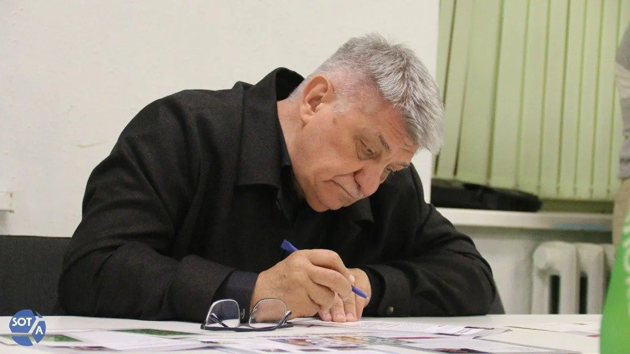 Президент направил поздравительную телеграмму в честь юбилея режиссера. В послании отмечают его вклад в киноискусство, хотя в последние годы Сокуров фактически находится под негласным запретом.
