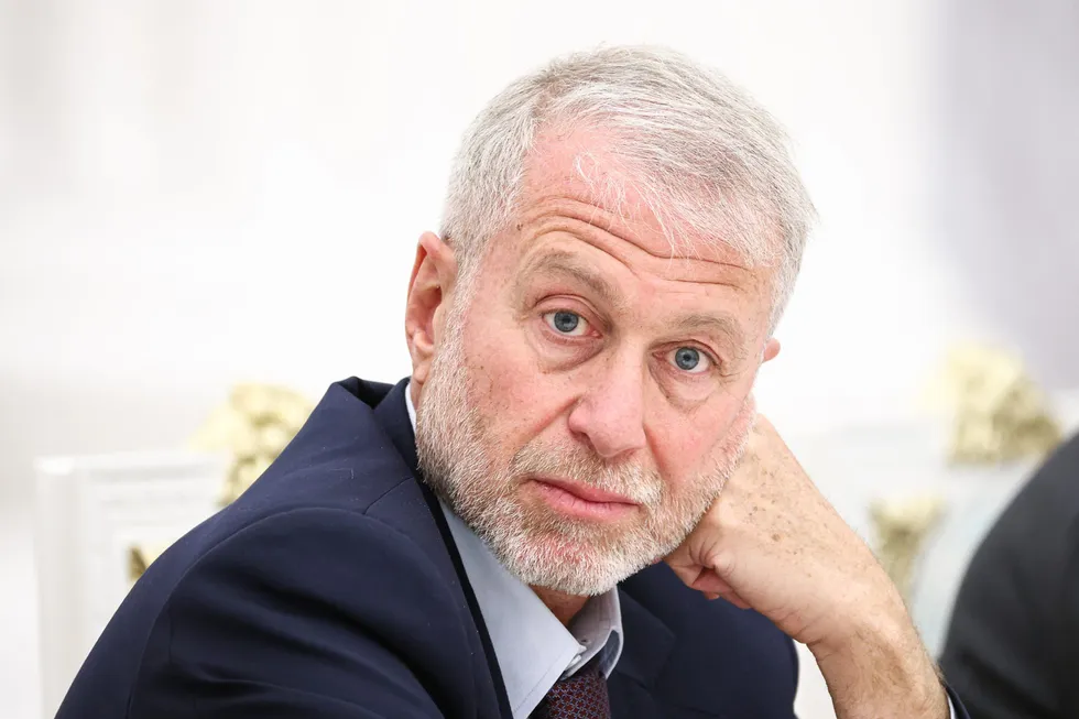 По данным осведомителей, российский бизнесмен Роман Абрамович посетил Киев в мае и встретился с Владимиром Зеленским — тот попросил через него передать предложение о личной встрече с президентом России. Кремль и представители бизнесмена комментариев не дали.