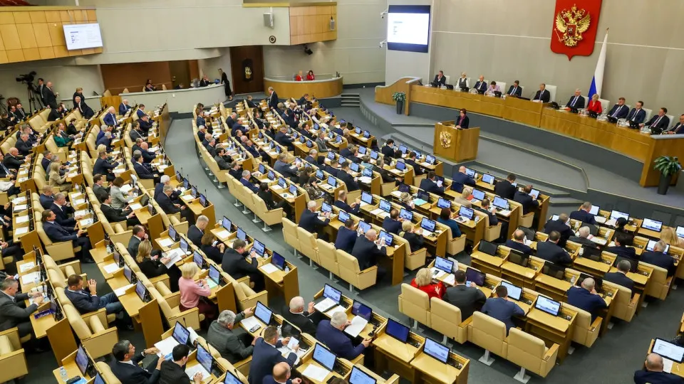 Депутаты приняли поправки в Бюджетный кодекс, которые дают кабмину право увеличивать расходы и внутренний госдолг сверх установленных в законе пределов. Это позволит оперативнее реагировать на ежедневные изменения в экономике, но увеличит нагрузку на обслуживание долга.