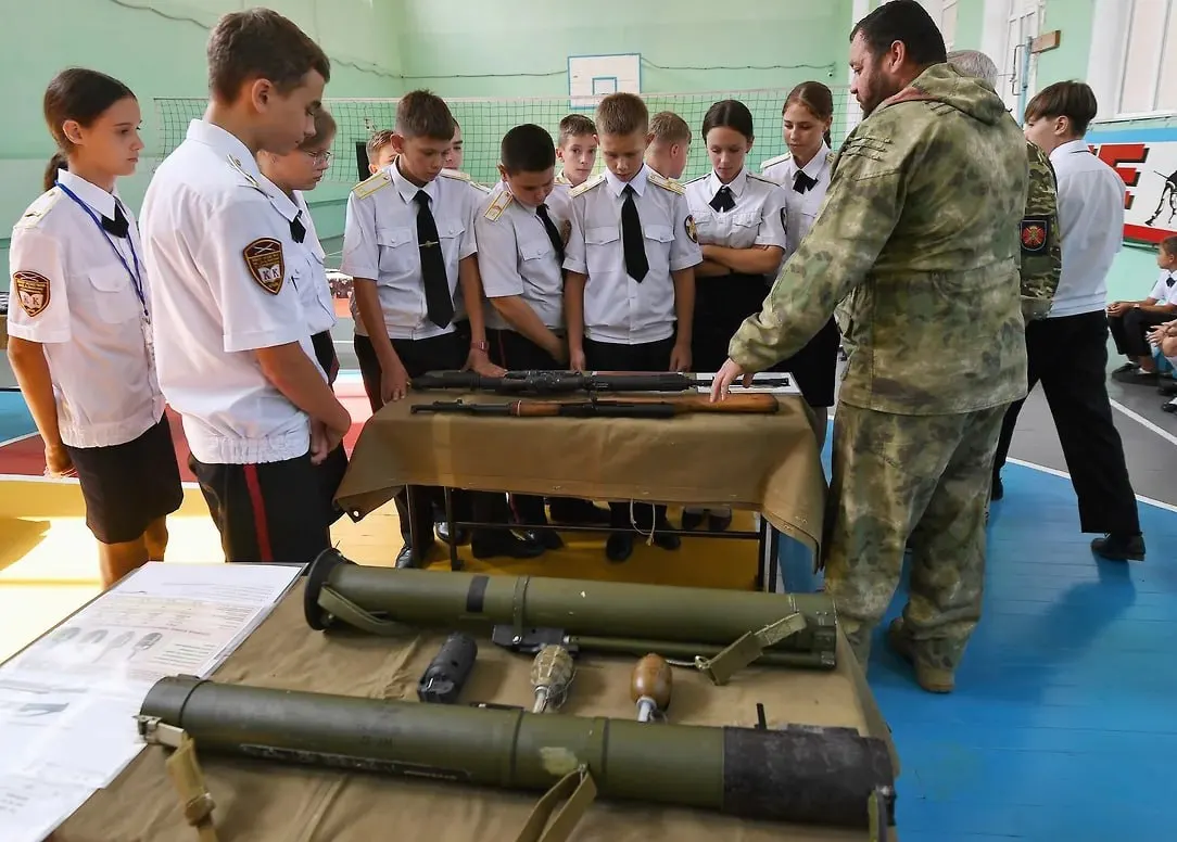 Военно-историческое общество инициировало программу, в рамках которой ученики и студенты будут записывать рассказы участников и волонтёров. По данным организации, инициативу уже поддержало Минобрнауки.