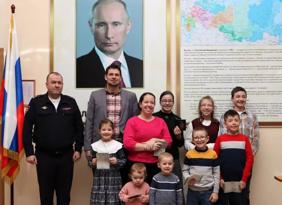 В 2025 году 1112 иностранцев получили упрощённые визы для переезда в Россию в рамках программы для лиц, которых считают разделяющими традиционные российские духовно‑нравственные ценности.
